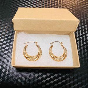 10k solid gold earrings textured hoop 0.75 inches diameter and weighs 1.5 grams